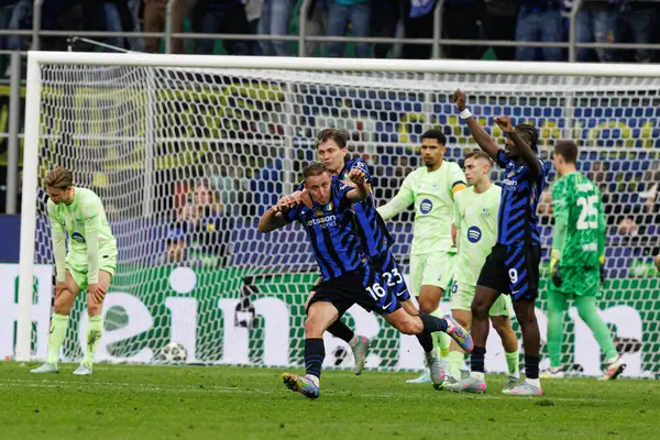 Davide Frattesi ve Nicolo Barella, UEFA Şampiyonlar Ligi yarı final maçında Milano ve Barcelona (Maciej Rogowski) takımları arasında gol üstüne gol atarken görüldü.)