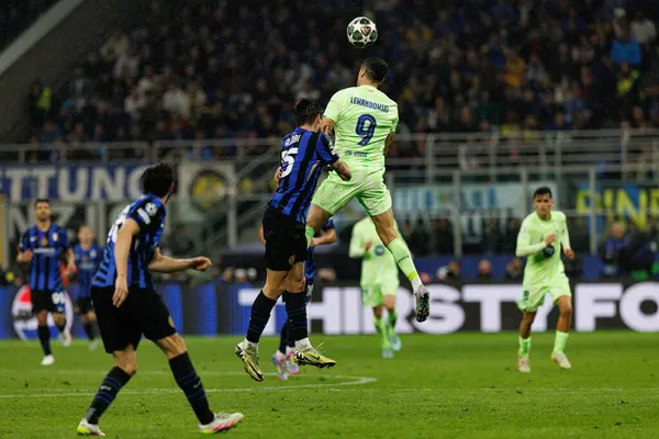Francesco Acerbi ve Robert Lewandowski UEFA Şampiyonlar Ligi yarı final maçında Internazionale Milano ve FC Barcelona (Maciej Rogowski)