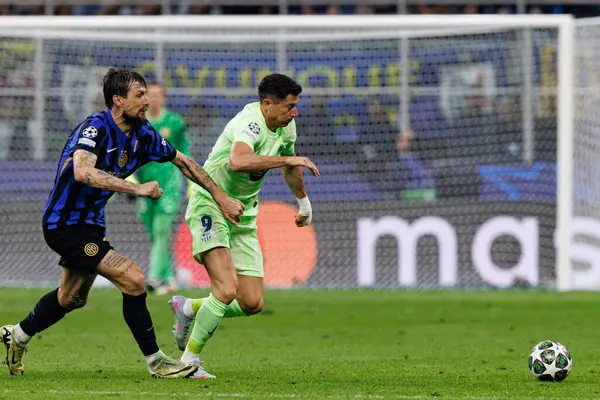 Francesco Acerbi ve Robert Lewandowski UEFA Şampiyonlar Ligi yarı final maçında Internazionale Milano ve FC Barcelona (Maciej Rogowski)