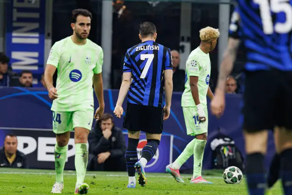 Piotr Zielinski UEFA Şampiyonlar Ligi yarı final maçında Internazionale Milano ve FC Barcelona (Maciej Rogowski) takımları arasında görüldü.)