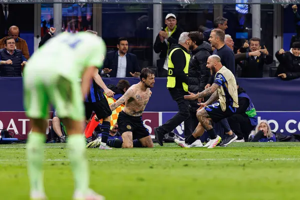 Francesco Acerbi UEFA Şampiyonlar Ligi yarı final maçında Milano ve Barcelona (Maciej Rogowski) takımları arasında attığı golü kutlarken görüldü.)