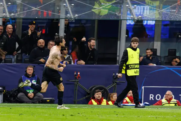 Francesco Acerbi UEFA Şampiyonlar Ligi yarı final maçında Milano ve Barcelona (Maciej Rogowski) takımları arasında attığı golü kutlarken görüldü.)