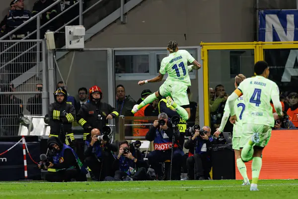 Raphinha, UEFA Şampiyonlar Ligi yarı final maçında Milano ve Barcelona (Maciej Rogowski) takımları arasında attığı golü kutlarken görülüyor.)