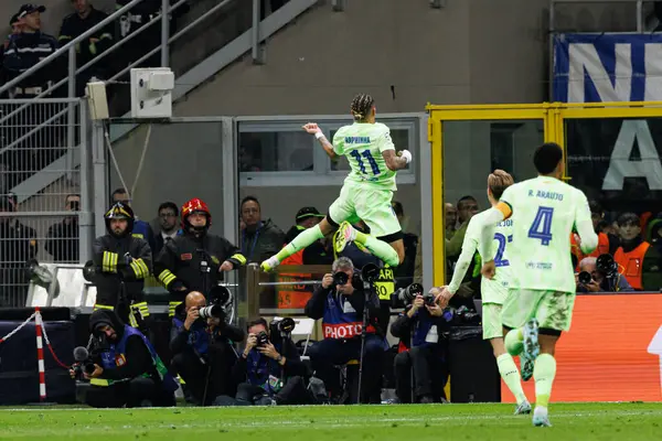 Raphinha, UEFA Şampiyonlar Ligi yarı final maçında Milano ve Barcelona (Maciej Rogowski) takımları arasında attığı golü kutlarken görülüyor.)