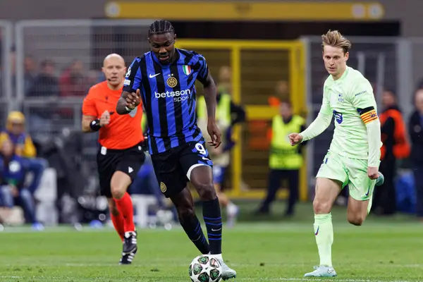 Marcus Thuram ve Frenkie De Jong UEFA Şampiyonlar Ligi yarı final maçında Internazionale Milano ve FC Barcelona (Maciej Rogowski)