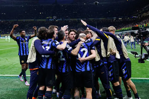Internazionale Milano ve FC Barcelona (Maciej Rogowski) takımları arasında oynanan UEFA Şampiyonlar Ligi yarı final maçında Inter 'in oyuncuları Hakan Calhanoğlu' ndan gol üstüne gol atarken görüldü.)