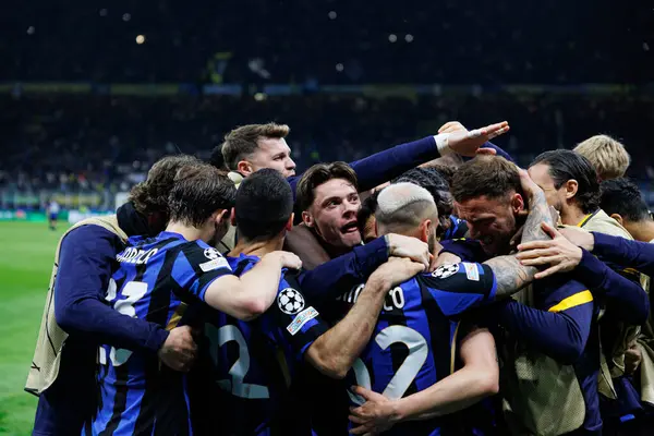Internazionale Milano ve FC Barcelona (Maciej Rogowski) takımları arasında oynanan UEFA Şampiyonlar Ligi yarı final maçında Inter 'in oyuncuları Hakan Calhanoğlu' ndan gol üstüne gol atarken görüldü.)
