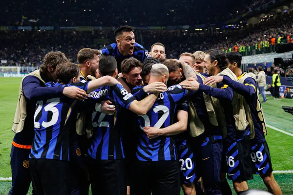 Internazionale Milano ve FC Barcelona (Maciej Rogowski) takımları arasında oynanan UEFA Şampiyonlar Ligi yarı final maçında Inter 'in oyuncuları Hakan Calhanoğlu' ndan gol üstüne gol atarken görüldü.)