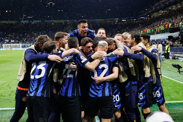 Internazionale Milano ve FC Barcelona (Maciej Rogowski) takımları arasında oynanan UEFA Şampiyonlar Ligi yarı final maçında Inter 'in oyuncuları Hakan Calhanoğlu' ndan gol üstüne gol atarken görüldü.)