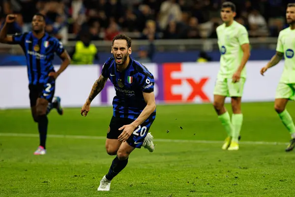 Hakan Calhanoğlu, UEFA Şampiyonlar Ligi yarı final maçında Milano ve Barcelona (Maciej Rogowski) takımları arasında gol attıktan sonra kutlama yaparken görüldü.)