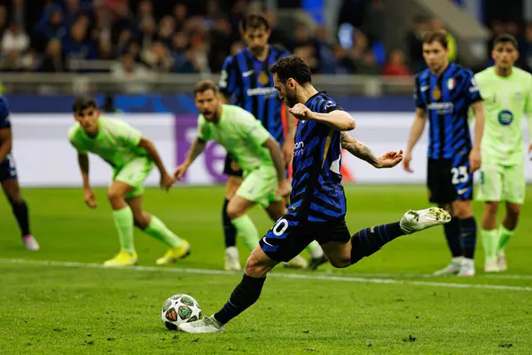 Hakan Calhanoğlu UEFA Şampiyonlar Ligi yarı final maçında Internazionale Milano ve FC Barcelona (Maciej Rogowski) takımları arasında görüldü.)