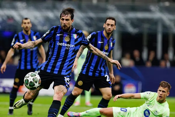 Francesco Acerbi UEFA Şampiyonlar Ligi yarı final maçında Internazionale Milano ve FC Barcelona (Maciej Rogowski) takımları arasında görüldü.)