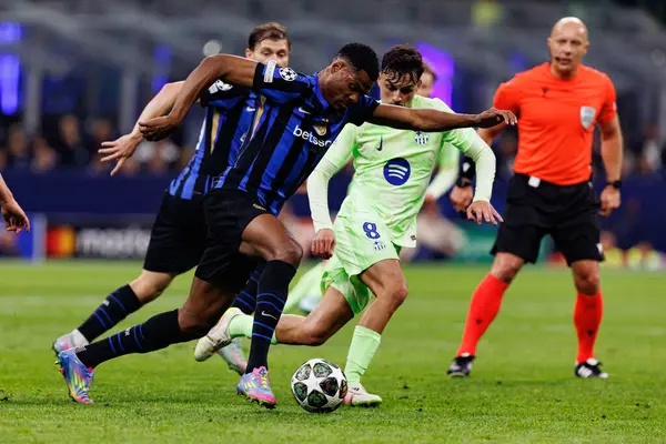 Denzel Dumfries UEFA Şampiyonlar Ligi yarı final maçında Internazionale Milano ve FC Barcelona (Maciej Rogowski) takımları arasında görüldü.)
