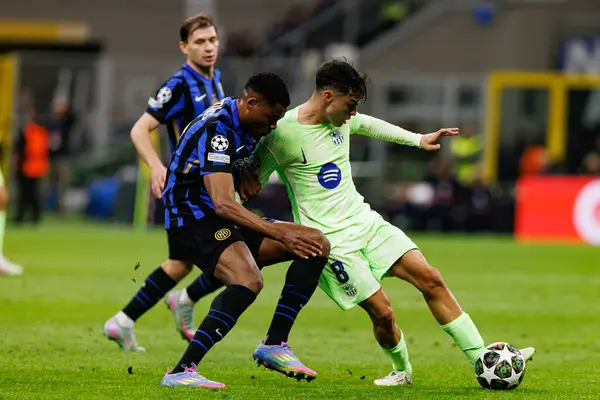 Denzel Dumfries ve Pedri UEFA Şampiyonlar Ligi yarı final maçında Internazionale Milano ve FC Barcelona (Maciej Rogowski)