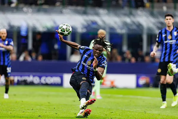 Yann Bisseck UEFA Şampiyonlar Ligi yarı final maçında Internazionale Milano ve FC Barcelona (Maciej Rogowski) takımları arasında görüldü.)