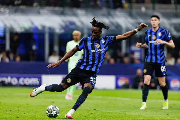 Yann Bisseck UEFA Şampiyonlar Ligi yarı final maçında Internazionale Milano ve FC Barcelona (Maciej Rogowski) takımları arasında görüldü.)