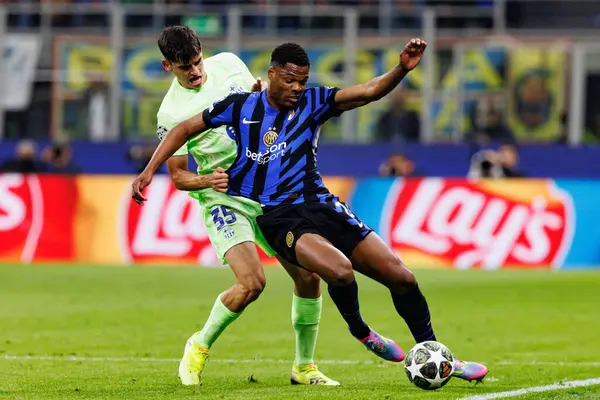 Gerard Martin ve Denzel Dumfries UEFA Şampiyonlar Ligi yarı final maçında Internazionale Milano ve FC Barcelona (Maciej Rogowski)