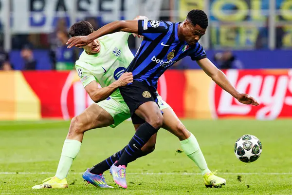 Gerard Martin ve Denzel Dumfries UEFA Şampiyonlar Ligi yarı final maçında Internazionale Milano ve FC Barcelona (Maciej Rogowski)