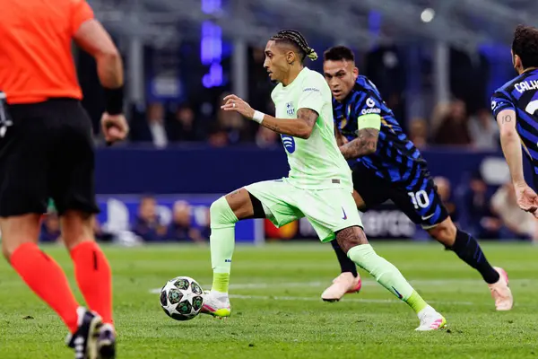 Raphinha UEFA Şampiyonlar Ligi yarı final maçında Internazionale Milano ve FC Barcelona (Maciej Rogowski) takımları arasında görüldü.)