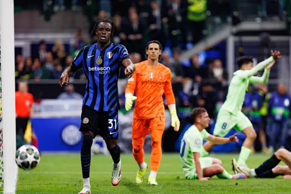 Yann Bisseck UEFA Şampiyonlar Ligi yarı final maçında Internazionale Milano ve FC Barcelona (Maciej Rogowski) takımları arasında görüldü.)