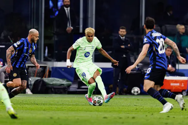 Lamine Yamal UEFA Şampiyonlar Ligi yarı final maçında Internazionale Milano ve FC Barcelona (Maciej Rogowski) takımları arasında görüldü.)