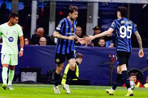 Francesco Acerbi ve Alessandro Bastoni UEFA Şampiyonlar Ligi yarı final maçında Internazionale Milano ve FC Barcelona (Maciej Rogowski)