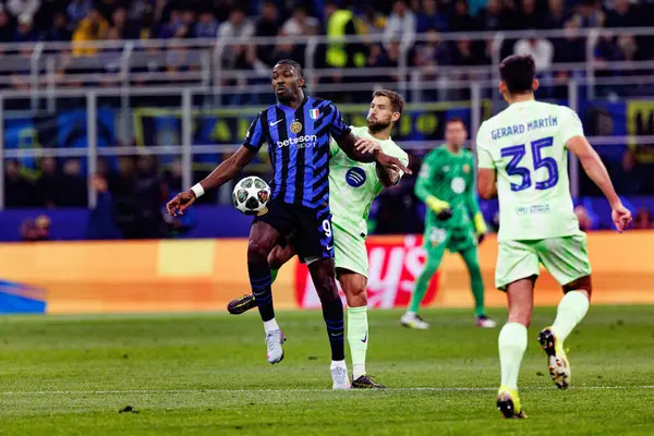 Marcus Thuram ve Inigo Martinez UEFA Şampiyonlar Ligi yarı final maçında Internazionale Milano ve FC Barcelona (Maciej Rogowski)