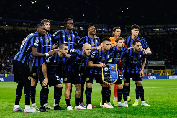 Inter oyuncuları UEFA Şampiyonlar Ligi yarı final maçında Internazionale Milano ve FC Barcelona (Maciej Rogowski) takımları arasında görüldü.)