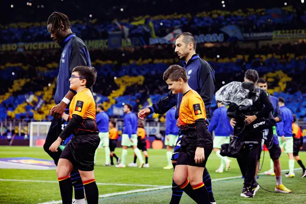 Yann Bisseck ve Henrikh Mkhitaryan UEFA Şampiyonlar Ligi yarı final maçında Internazionale Milano ve FC Barcelona (Maciej Rogowski)