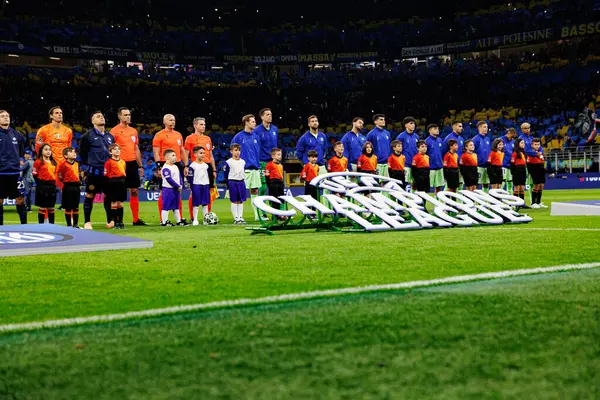 Her iki takımın oyuncuları UEFA Şampiyonlar Ligi yarı final maçında Internazionale Milano ve FC Barcelona (Maciej Rogowski) takımları arasında görüldü.)