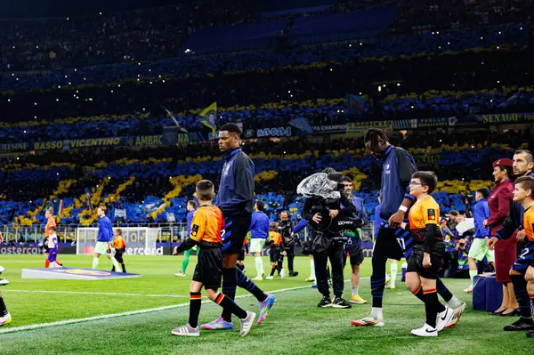 Denzel Dumfries ve Yann Bisseck UEFA Şampiyonlar Ligi yarı final maçında Internazionale Milano ve FC Barcelona (Maciej Rogowski)