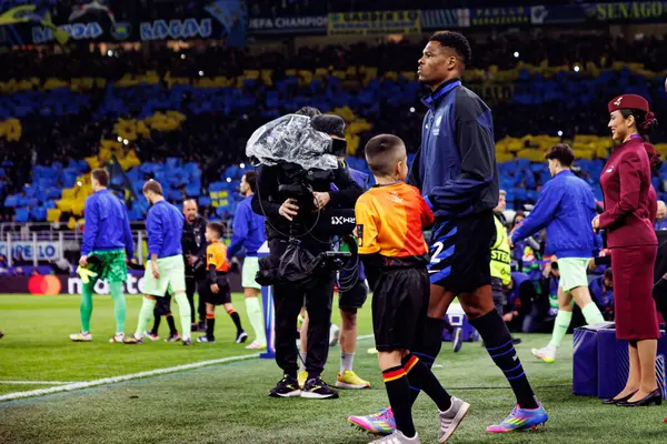 Denzel Dumfries UEFA Şampiyonlar Ligi yarı final maçında Internazionale Milano ve FC Barcelona (Maciej Rogowski) takımları arasında görüldü.)