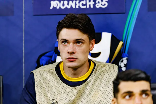 Nicola Zalewski UEFA Şampiyonlar Ligi yarı final maçında Internazionale Milano ve FC Barcelona (Maciej Rogowski) takımları arasında görüldü.)