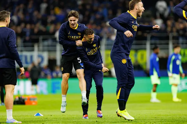 Nicola Zalewski ve Kristjan Asllani UEFA Şampiyonlar Ligi yarı final maçında Internazionale Milano ve FC Barcelona (Maciej Rogowski)