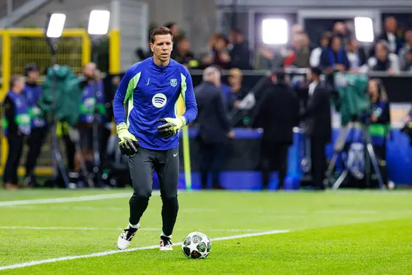 Wojciech Szczesny UEFA Şampiyonlar Ligi yarı final maçında Internazionale Milano ve FC Barcelona (Maciej Rogowski) takımları arasında görüldü.)