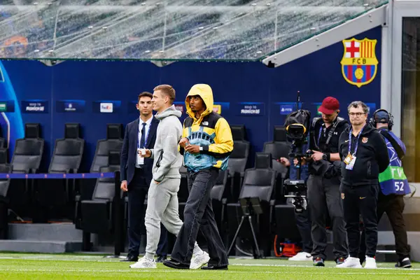 Dani Olmo ve Jules Kounde UEFA Şampiyonlar Ligi yarı final maçında Internazionale Milano ve FC Barcelona (Maciej Rogowski)