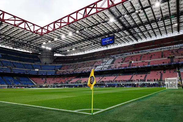 San Siro UEFA Şampiyonlar Ligi yarı final maçında Internazionale Milano ve FC Barcelona (Maciej Rogowski) takımları arasında görüldü.)