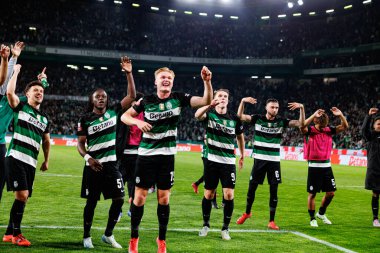 Sporcu Oyuncuları Liga Portekiz maçı sırasında Estadio Jose Alvalade 'de (Maciej Rogowski) spor takımları ve Gil Vicente FC arasında kutlanırken görüldü.)