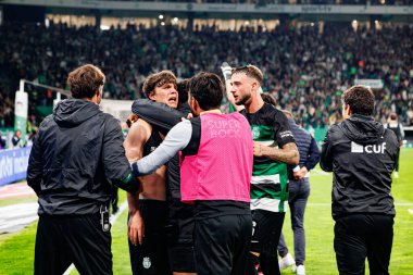 Sporcu Oyuncuları, Liga Portekiz maçı sırasında Estadio Jose Alvalade 'de (Maciej Rogowski) oynayan Sporting CP ve Gil Vicente FC takımları arasında Eduardo Quaresma' dan gol üstüne gol atarken görülüyor.)