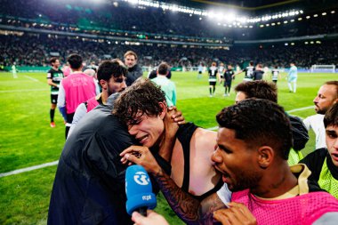 Sporcu Oyuncuları, Liga Portekiz maçı sırasında Estadio Jose Alvalade 'de (Maciej Rogowski) oynayan Sporting CP ve Gil Vicente FC takımları arasında Eduardo Quaresma' dan gol üstüne gol atarken görülüyor.)