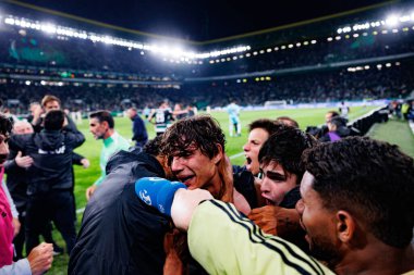 Sporcu Oyuncuları, Liga Portekiz maçı sırasında Estadio Jose Alvalade 'de (Maciej Rogowski) oynayan Sporting CP ve Gil Vicente FC takımları arasında Eduardo Quaresma' dan gol üstüne gol atarken görülüyor.)