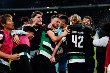 Sporcu Oyuncuları, Liga Portekiz maçı sırasında Estadio Jose Alvalade 'de (Maciej Rogowski) oynayan Sporting CP ve Gil Vicente FC takımları arasında Eduardo Quaresma' dan gol üstüne gol atarken görülüyor.)