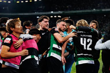 Sporcu Oyuncuları, Liga Portekiz maçı sırasında Estadio Jose Alvalade 'de (Maciej Rogowski) oynayan Sporting CP ve Gil Vicente FC takımları arasında Eduardo Quaresma' dan gol üstüne gol atarken görülüyor.)