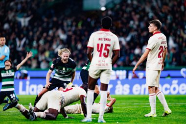 Sporcu Oyuncuları, Liga Portekiz maçı sırasında Estadio Jose Alvalade 'de (Maciej Rogowski) oynayan Sporting CP ve Gil Vicente FC takımları arasında Eduardo Quaresma' dan gol üstüne gol atarken görülüyor.)