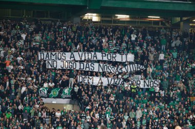 Spor taraftarları Liga Portekiz maçı sırasında Estadio Jose Alvalade 'de (Maciej Rogowski) spor takımları ile Gil Vicente FC arasında görüldü.)