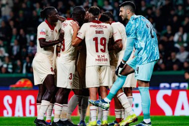 Gil Vicente 'nin oyuncuları Liga Portekiz maçı sırasında Felix Correia' dan gol üstüne gol atarken Estadio Jose Alvalade 'deki Gil Vicente FC (Maciej Rogowski)