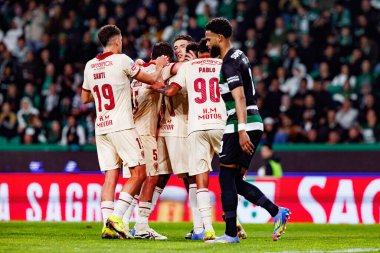 Gil Vicente 'nin oyuncuları Liga Portekiz maçı sırasında Felix Correia' dan gol üstüne gol atarken Estadio Jose Alvalade 'deki Gil Vicente FC (Maciej Rogowski)