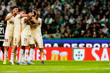 Gil Vicente 'nin oyuncuları Liga Portekiz maçı sırasında Felix Correia' dan gol üstüne gol atarken Estadio Jose Alvalade 'deki Gil Vicente FC (Maciej Rogowski)