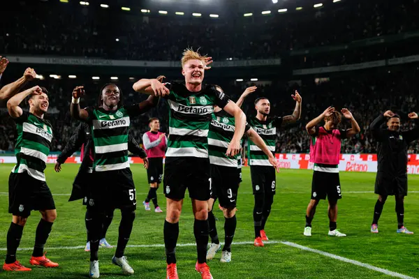 Sporcu Oyuncuları Liga Portekiz maçı sırasında Estadio Jose Alvalade 'de (Maciej Rogowski) spor takımları ve Gil Vicente FC arasında kutlanırken görüldü.)