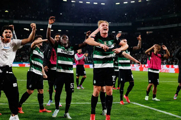 Sporcu Oyuncuları Liga Portekiz maçı sırasında Estadio Jose Alvalade 'de (Maciej Rogowski) spor takımları ve Gil Vicente FC arasında kutlanırken görüldü.)